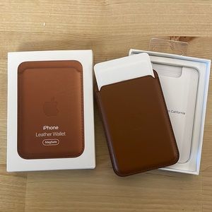 Apple wallet with mag safe